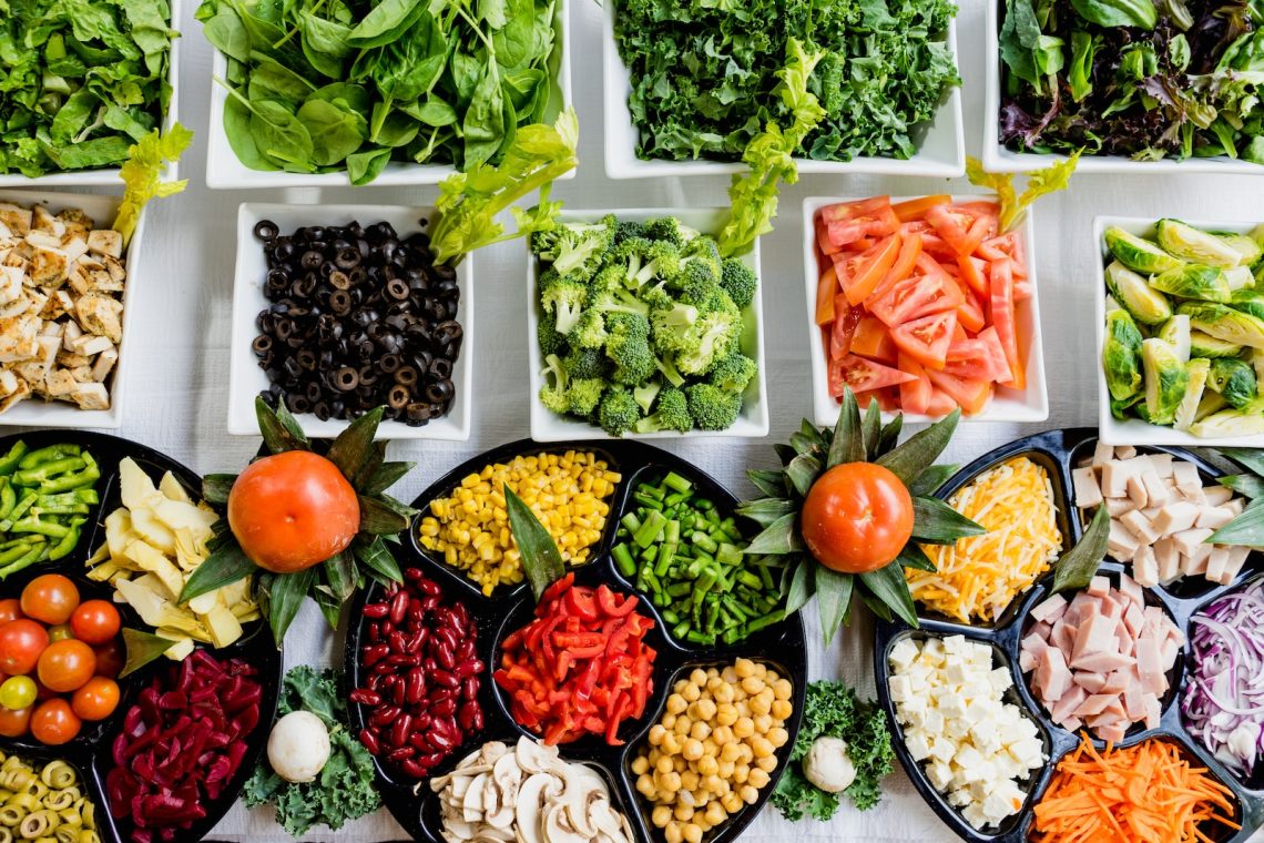 Les secrets des salades fraîches et gourmandes : recettes, astuces et ingrédients pour des plats sains et délicieux